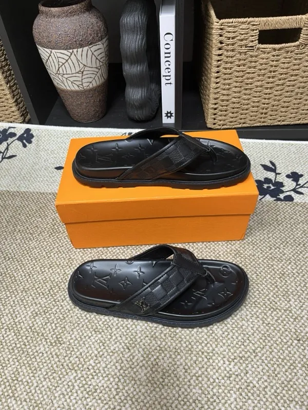 P270🏆Louis Vuitton 🏆[Louis Vuitton] Spring/Summer 2025 [Men's Flip Flops] 🎯🎯As an active family in the fashion industry ⭐ Lv is characterized by bold innovation ⚡Create this casual business style for Chinese fashionable men ✨The fabric is made of imported high-grade cowhide 🔥 Clean and neat ⚡Fashionable and elegant🌹Breathable, sweat-absorbent and deodorant👈So luxurious, high-end and domineering. 👍Must be sold if you repost the picture. Number of yards: 38--46. Color: 🎉 For large quantities. Welcome to repost.